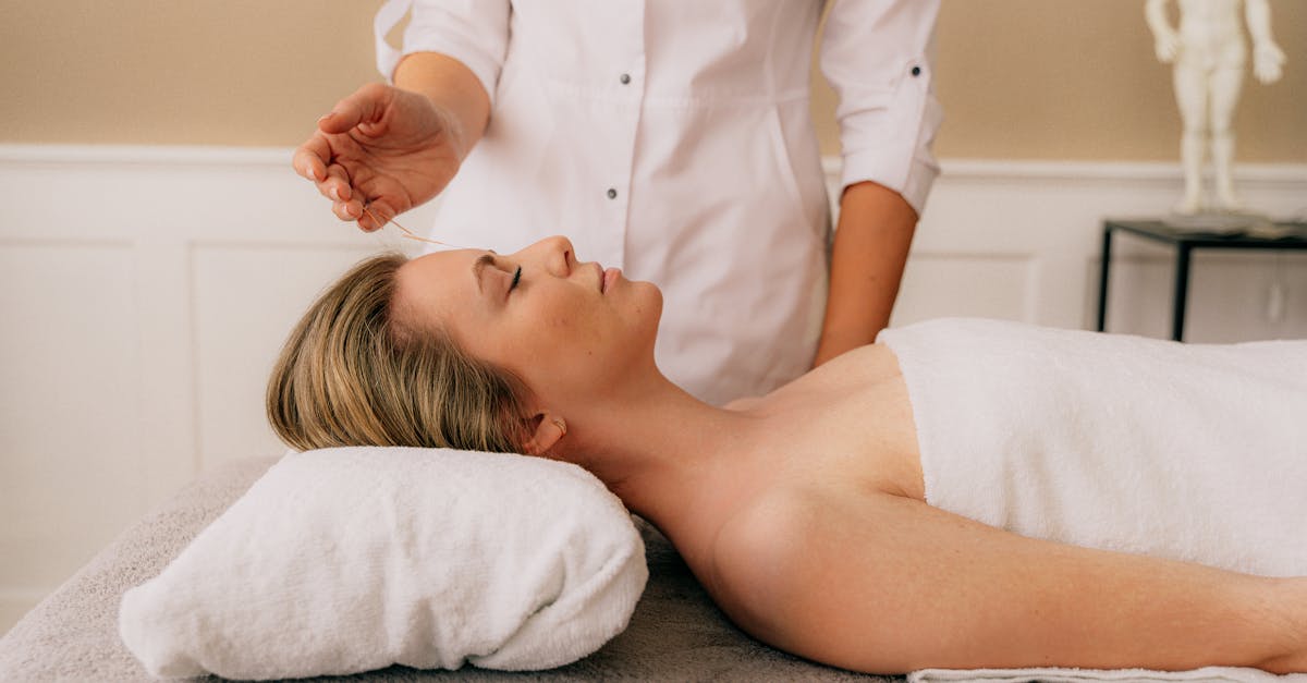 découvrez les bienfaits de l'acupression, une pratique millénaire de médecine traditionnelle qui utilise des points de pression pour soulager le stress, améliorer le bien-être et favoriser la guérison naturelle. apprenez comment intégrer cette méthode dans votre routine quotidienne pour retrouver harmonie et équilibre.