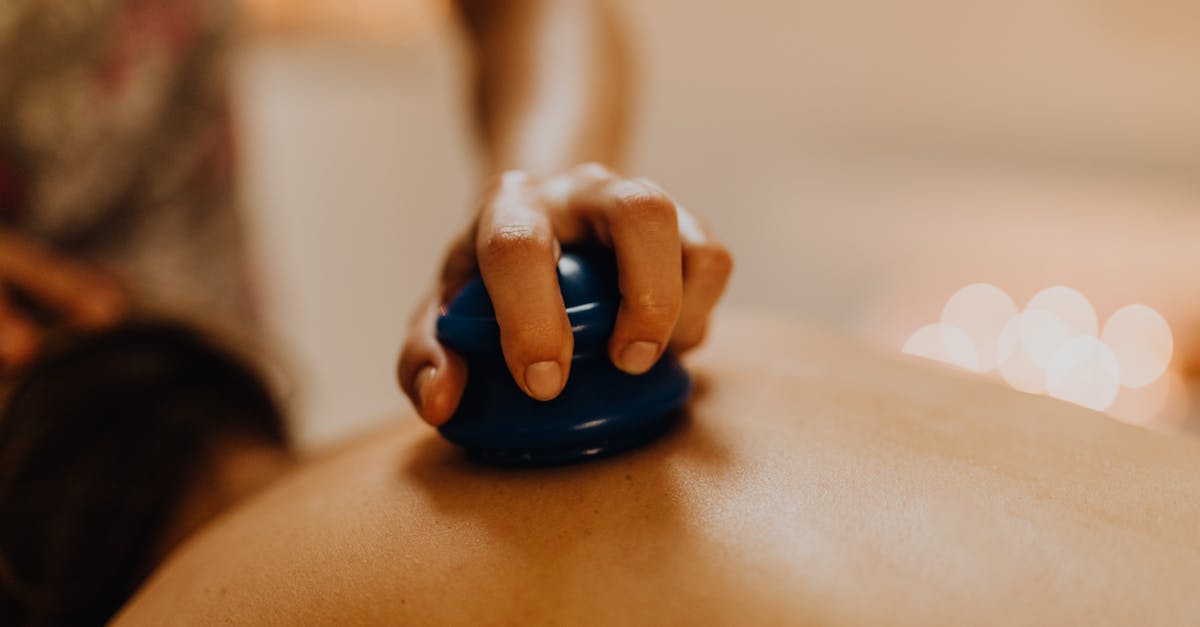 découvrez les bienfaits de l'acupression, une méthode accessible qui utilise des points de pression pour soulager la douleur, réduire le stress et améliorer le bien-être général. apprenez les techniques essentielles pour intégrer cette pratique millénaire dans votre quotidien.
