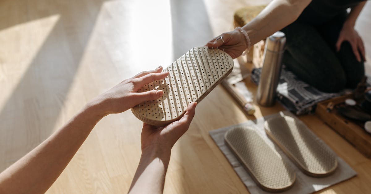 découvrez les bienfaits de l'acupression, une technique ancestrale de médecine traditionnelle qui utilise des pressions sur des points spécifiques du corps pour soulager stress, douleurs et favoriser le bien-être. apprenez les méthodes pratiques et les astuces pour intégrer cette thérapie naturelle dans votre quotidien.