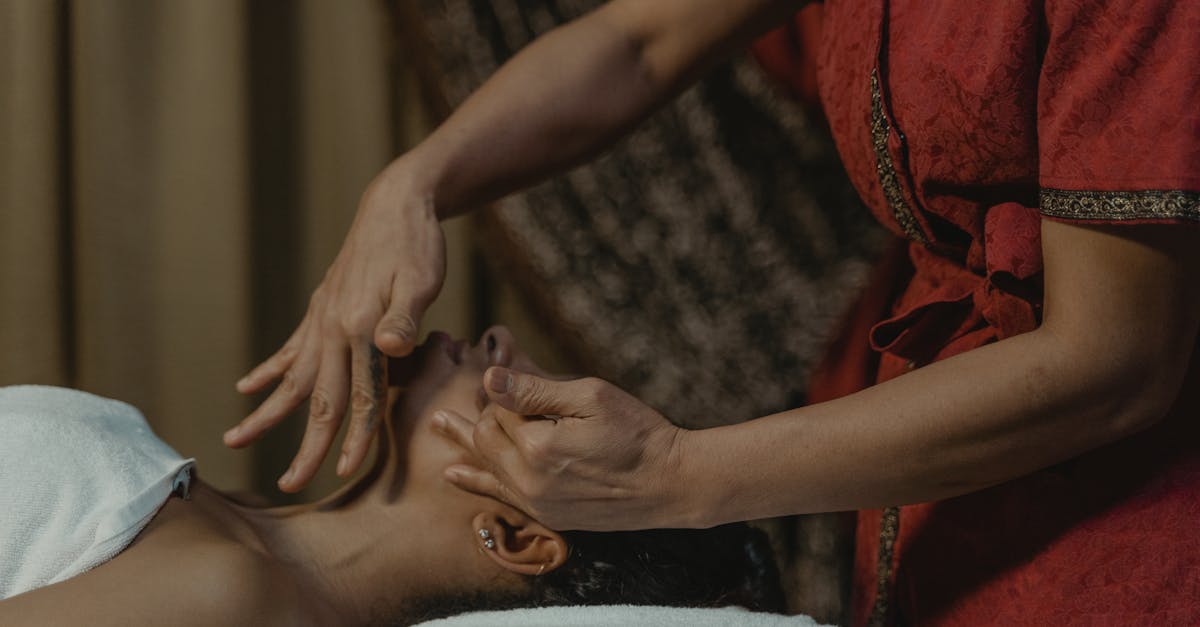 découvrez l'acupression, une pratique traditionnelle qui utilise la pression des doigts sur des points spécifiques du corps pour soulager le stress, améliorer la circulation et favoriser le bien-être général. apprenez comment cette technique millénaire peut transformer votre santé au quotidien.