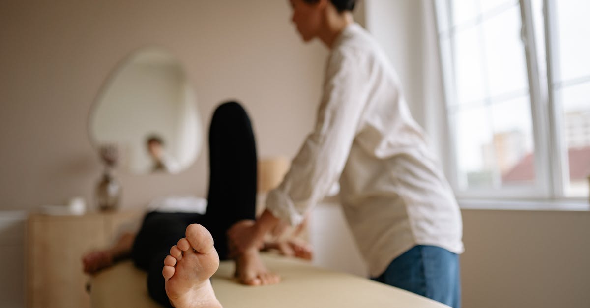 découvrez l'acupression, une technique ancestrale chinoise qui utilise la pression des doigts sur des points spécifiques du corps pour soulager le stress, améliorer la circulation et favoriser le bien-être. apprenez à intégrer cette méthode naturelle dans votre vie quotidienne pour retrouver équilibre et sérénité.