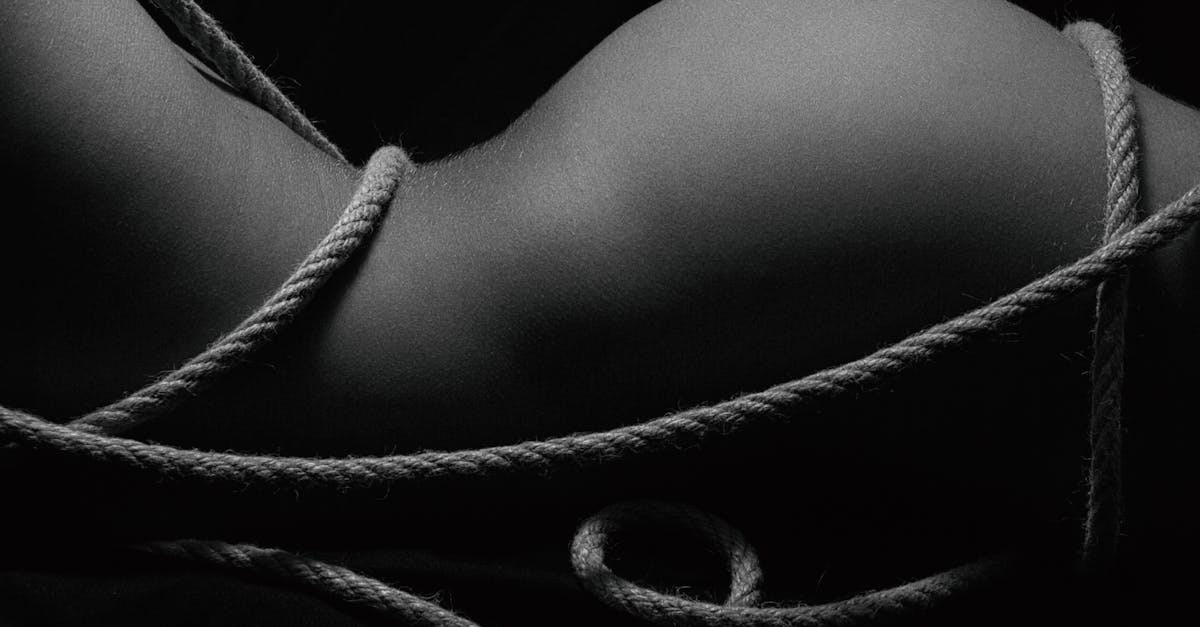 découvrez l'univers fascinant du bdsm : pratiques, règles de sécurité, et exploration des fantasmes. plongez dans un monde de plaisir consensuel et d'épanouissement personnel.