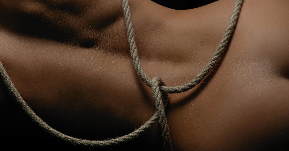 découvrez l'univers fascinant du bdsm, une pratique mêlant intimité, consentement et exploration des désirs. apprenez-en plus sur les différentes facettes de cette approche relationnelle audacieuse et sécurisée, qui encourage la communication et la confiance entre partenaires.