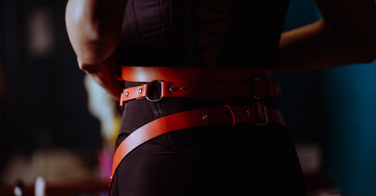découvrez le bdsm, un univers d'exploration sensuelle et de jeux de pouvoir, où consentement, respect et confiance sont essentiels. apprenez les pratiques, les règles et les conseils pour vivre une expérience bdsm sûre et épanouissante.