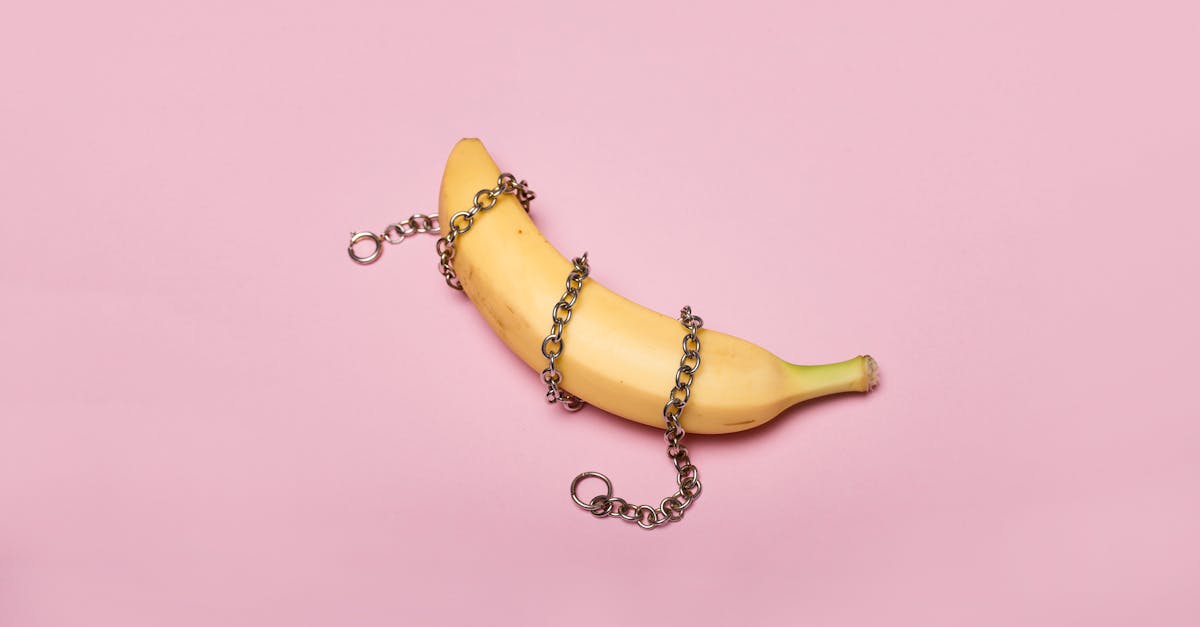 découvrez le bdsm : ses pratiques, ses règles de sécurité, et la diversité des relations consenties autour de la domination et de la soumission. informez-vous sur ce monde fascinant, ses codes et ses bienfaits.