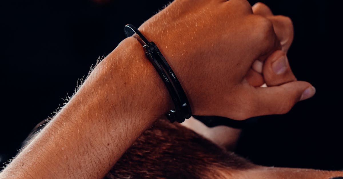 découvrez le bondage, une pratique érotique alliant jeux de contraintes et sensations, dans le respect du consentement et de la sécurité. idéal pour explorer la confiance et la créativité au sein du couple.