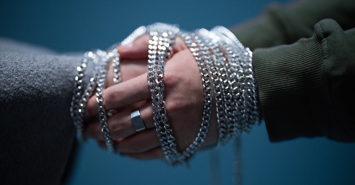 découvrez le bondage : une pratique érotique basée sur la contrainte et le jeu de liens, favorisant la confiance et la communication dans le respect du consentement.