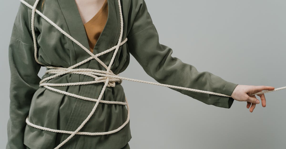 découvrez le bondage, une pratique basée sur le jeu de contraintes et la confiance entre partenaires. cet article explore ses origines, ses règles de sécurité et propose des conseils pour s’initier en toute sérénité.