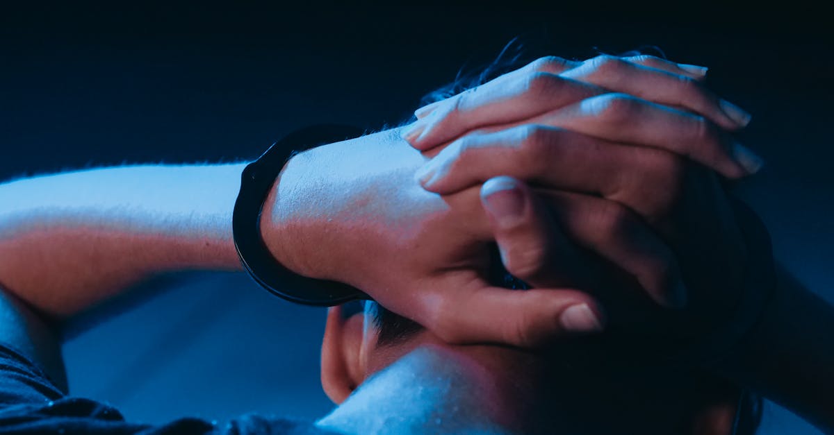 découvrez l'art du bondage : techniques, conseils de sécurité et idées pour explorer cette pratique érotique en toute confiance et avec consentement.