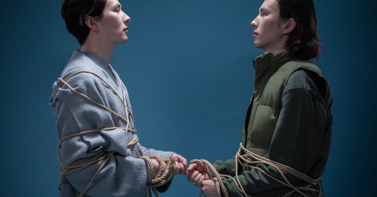 découvrez l'art du bondage : techniques, conseils de sécurité et exploration de cette pratique érotique pour pimenter votre vie intime avec confiance et respect.