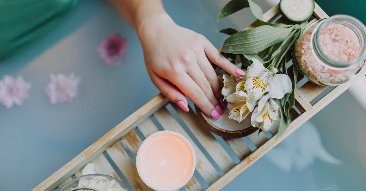 découvrez les bougies de massage comestibles pour transformer vos moments intimes en une expérience sensorielle unique : elles parfument, hydratent la peau et se dégustent en toute sécurité.