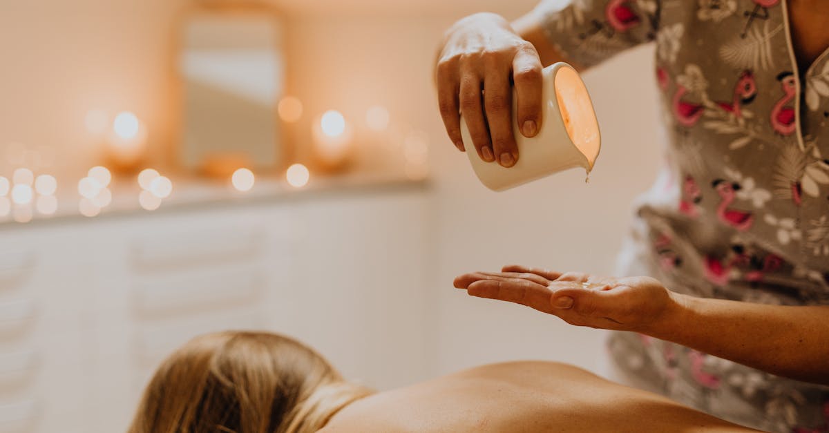 découvrez notre huile de massage érotique, conçue pour éveiller les sens et intensifier vos moments d’intimité. parfaite pour des massages sensuels, elle hydrate la peau et procure plaisir et douceur.