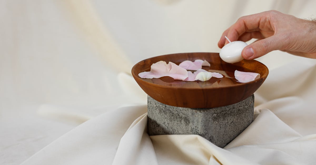 découvrez la bougie de massage, un produit 2 en 1 pour créer une ambiance chaleureuse et offrir une expérience sensorielle unique. parfaite pour hydrater la peau et relaxer le corps grâce à son parfum délicat et sa cire fondante transformée en huile.