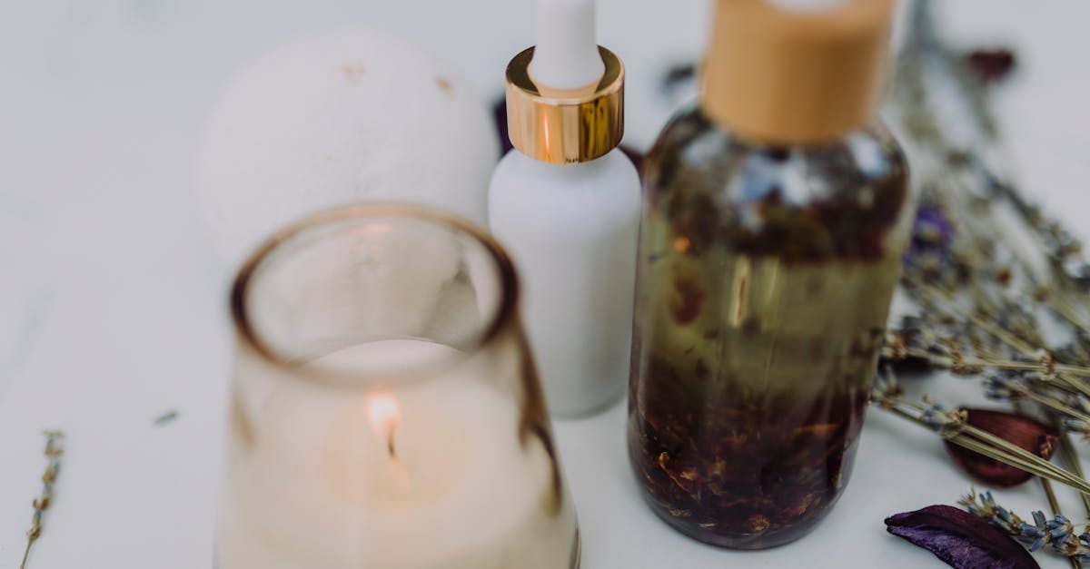 découvrez la bougie de massage : une bougie parfumée qui se transforme en huile tiède pour des massages relaxants et sensoriels. idéale pour hydrater la peau et créer une ambiance intime.