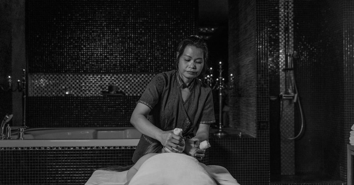 découvrez nos huiles de massage naturelles pour une expérience de détente et de bien-être. idéales pour nourrir la peau et apaiser le corps, elles transforment chaque massage en un moment de relaxation unique.