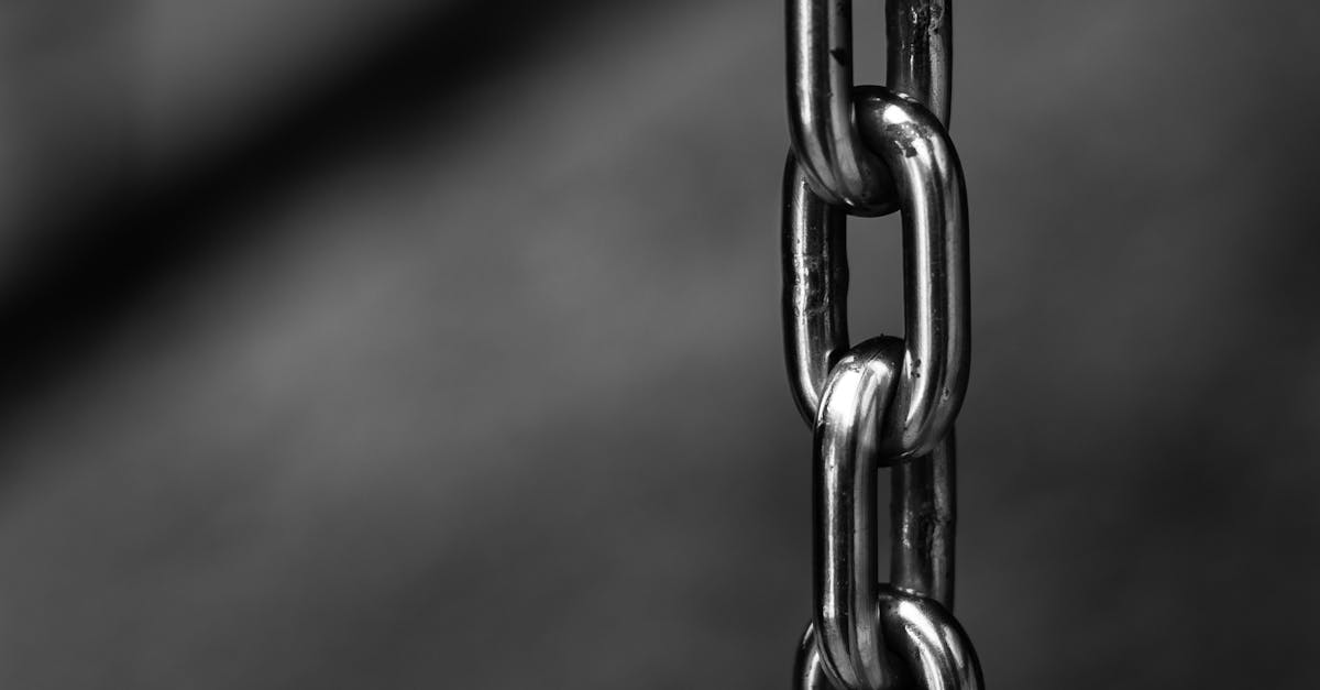 découvrez tout ce qu'il faut savoir sur l'anneau pénien en métal : ses utilisations, ses avantages, conseils d'utilisation et précautions à prendre pour une expérience sécurisée et agréable.