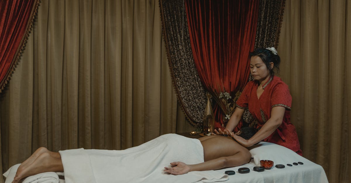 découvrez notre huile de massage chauffante, idéale pour détendre les muscles et stimuler la circulation. profitez d’un moment de bien-être intense grâce à sa formule enrichie et son agréable sensation de chaleur.
